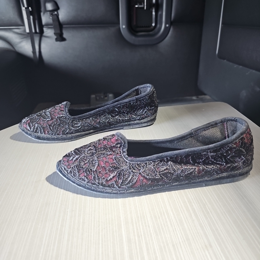 Scarpèt À Porter Burgundy & Black Lace‎ Slipper Flats Approximate 6.5/7 NWOT